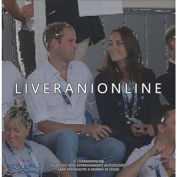THE DUKE \' THE DUCHESS OF CAMBRIDGE WILLIAM \' KATE WATCH THE HOCKEY HOCKEY, GLASGOW HOCKEY CENTRE COMMONWEALTH GAMES 2014 GLASGOW HOCKEY CENTRE, GLASGOW, SCOTLAND 27 July 2014 DIF22022 COMMONWEALTH GAMES 2014, GLASGOW ©PHOTOSHOT/Agenzia Aldo Liverani sas - ITALY ONLY - EDITORIAL USE ONLY - REALI INGLESI: Il Principe William d\'inghilterra con la moglie Kate duchessa di Cambridge ai Giochi del Commonwealth a Glasgow