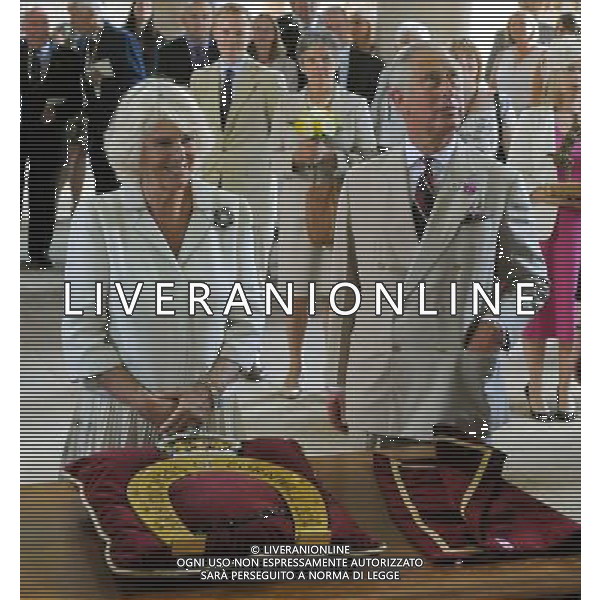 (o) Prince Charles watches as Camilla Duchess of Cornwall is presented with a decorative horse shoe to mark her first official visit to the town, during a visit to the market town of Oakham Prince of Wales and Duchess of Cornwall visits Rutland, Britain - 28 Jul 2014 ©photoshot/Agenzia Aldo Liverani sas - ITALY ONLY - EDITORIAL USE ONLY - REALI INGLESI: Il Principe Carlo d\'inghilterra e la moglie Camilla Duchessa di Cornovaglia in visita ufficiale alla citta\' mercato di Oakham Rutland, Regno Unito - 28 luglio 2014