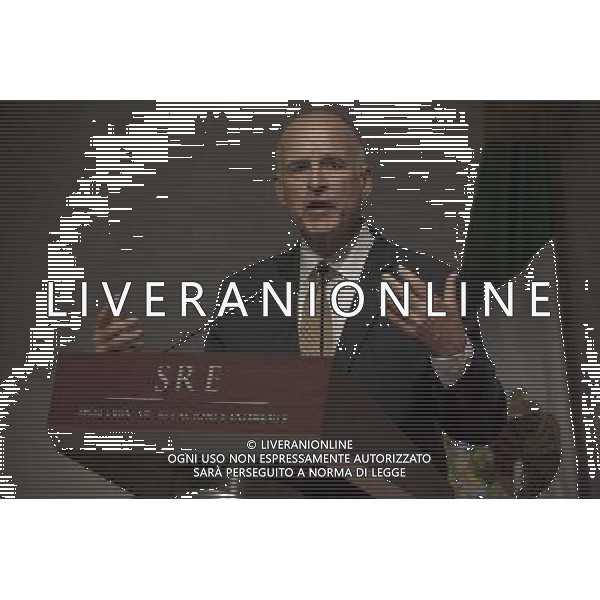 (140728) -- CIUDAD DE MEXICO, julio 28, 2014 (Xinhua) -- El gobernador de California Jerry Brown participa en una conferencia de prensa junto al Secretario de Relaciones Exteriores José Antonio Meade, en el Museo de Memoria y Tolerancia, en la Ciudad de México, capital de México, el 28 de julio de 2014. El gobernador de California, Jerry Brown, iniciará una visita de tres días a México (Xinhua/Alejandro Ayala) (aa) ©photoshot/Agenzia Aldo Liverani sas - ITALY ONLY - EDITORIAL USE ONLY
