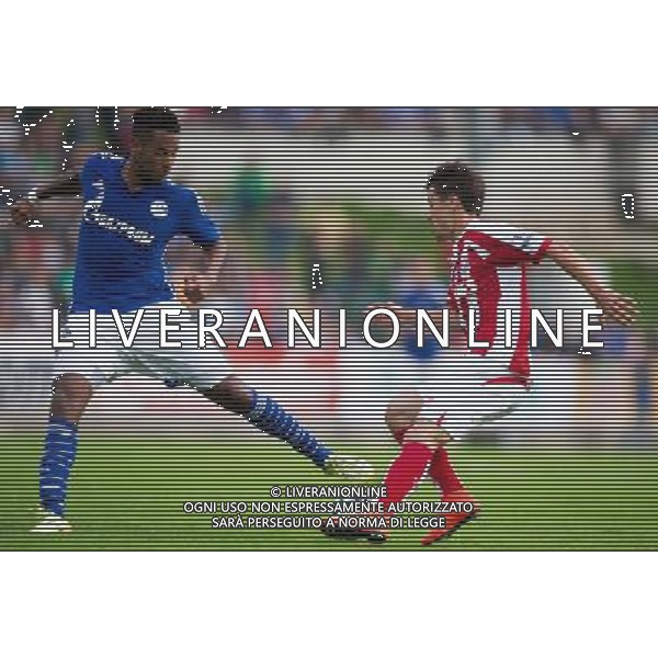 Dennis Aogo (FC Schalke 04) gegen Bojan Krkic (Stoke City) // during a Friendly Match between FC Schalke 04 and Stoke City at the Kufstein Arena, Kufstein, Austria on 2014/07/29. EXPA Pictures ¬© 2014, PhotoCredit: EXPA/ Johann Groder AG ALDO LIVERANI SAS ONLY ITALY