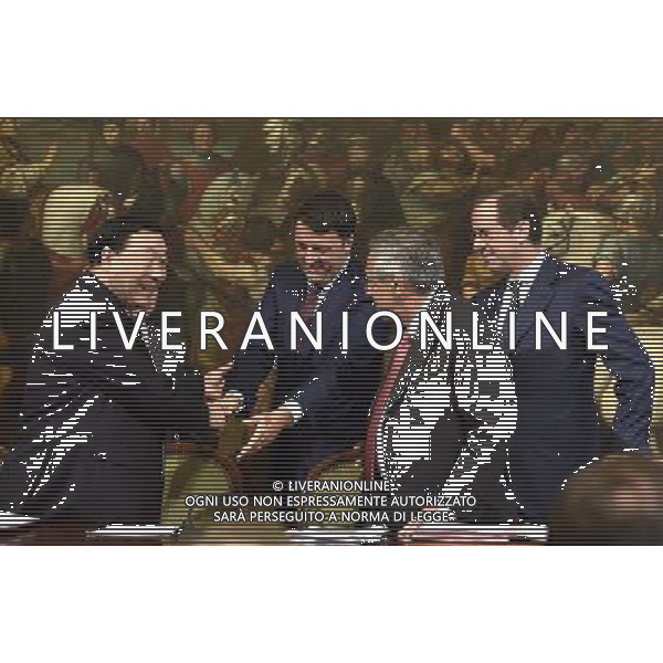 Roma - 31/07/2014 - Palazzo Chigi - Sala dei Galeoni - Firma dell\'accordo tra Cassa Depositi e Prestiti s.p.a. e China State Grid alla presenza del presidente del Consiglio dei ministri Matteo Renzi e del ministro dell\'Economia Pier Carlo Padoan - nella foto: Matteo renzi saluta Liu Zhenya presidente della China State Grid / Ph. Fabrizio Corradetti - Ag. Aldo Liverani Sas