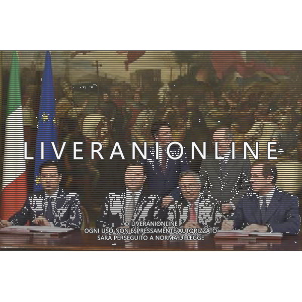 Roma - 31/07/2014 - Palazzo Chigi - Sala dei Galeoni - Firma dell\'accordo tra Cassa Depositi e Prestiti s.p.a. e China State Grid alla presenza del presidente del Consiglio dei ministri Matteo Renzi e del ministro dell\'Economia Pier Carlo Padoan - nella foto: Matteo Renzi con Pier Carlo Padoan osservano i firmatari dell\'accordo / Ph. Fabrizio Corradetti - Ag. Aldo Liverani Sas