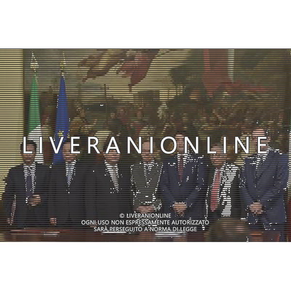 Roma - 31/07/2014 - Palazzo Chigi - Sala dei Galeoni - Firma dell\'accordo tra Cassa Depositi e Prestiti s.p.a. e China State Grid alla presenza del presidente del Consiglio dei ministri Matteo Renzi e del ministro dell\'Economia Pier Carlo Padoan - nella foto: Matteo Renzi e Pier Carlo Padoan al centro dei firmatari dell\'accordo / Ph. Fabrizio Corradetti - Ag. Aldo Liverani Sas