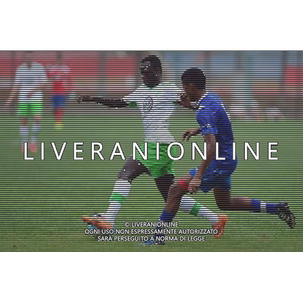 (140731) -- WEIFANG, July 31, 2014 () -- Sinako Magadla (R) of Western Cape vies with Robin Ziegele (L) of VfL Wolfsburg during the match between VfL Wolfsburg and Western Cape at the Weifang Cup International Youth Football Tournament in Weifang, east China\'s Shandong Province, July 31, 2014. VfL Wolfsburg won 5-2. (/Guo Xulei) ©photoshot/Agenzia Aldo Liverani sas - ITALY ONLY - EDITORIAL USE ONLY ©photoshot/Agenzia Aldo Liverani sas - ITALY ONLY - EDITORIAL USE ONLY - VfL Wolfsburg Vs Western Cape Torneo di Calcio giovanile a Weifang, Cina orientale di Shandong Province, 31 luglio 2014. VfL Wolfsburg ha vinto 5-2.