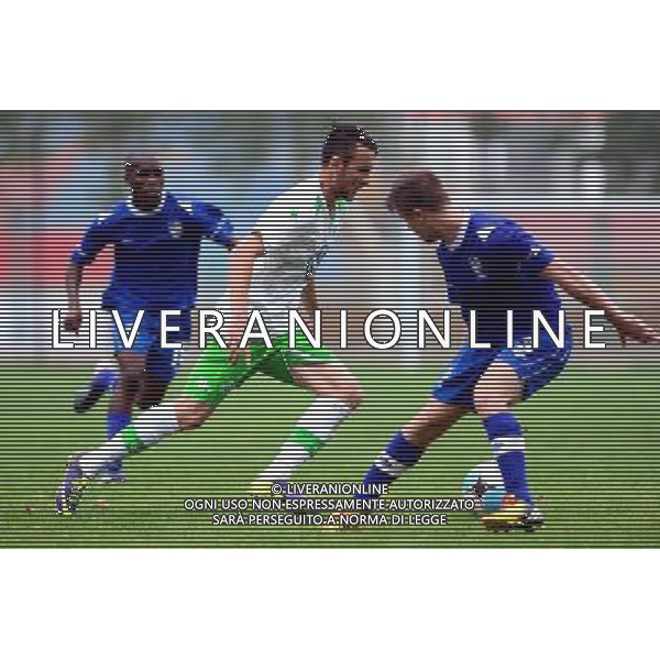 (140731) -- WEIFANG, July 31, 2014 () -- Steffen Blechner (C) of VfL Wolfsburg breaks through during the match between VfL Wolfsburg and Western Cape at the Weifang Cup International Youth Football Tournament in Weifang, east China\'s Shandong Province, July 31, 2014. VfL Wolfsburg won 5-2. (/Guo Xulei) ©photoshot/Agenzia Aldo Liverani sas - ITALY ONLY - EDITORIAL USE ONLY ©photoshot/Agenzia Aldo Liverani sas - ITALY ONLY - EDITORIAL USE ONLY - VfL Wolfsburg Vs Western Cape Torneo di Calcio giovanile a Weifang, Cina orientale di Shandong Province, 31 luglio 2014. VfL Wolfsburg ha vinto 5-2.