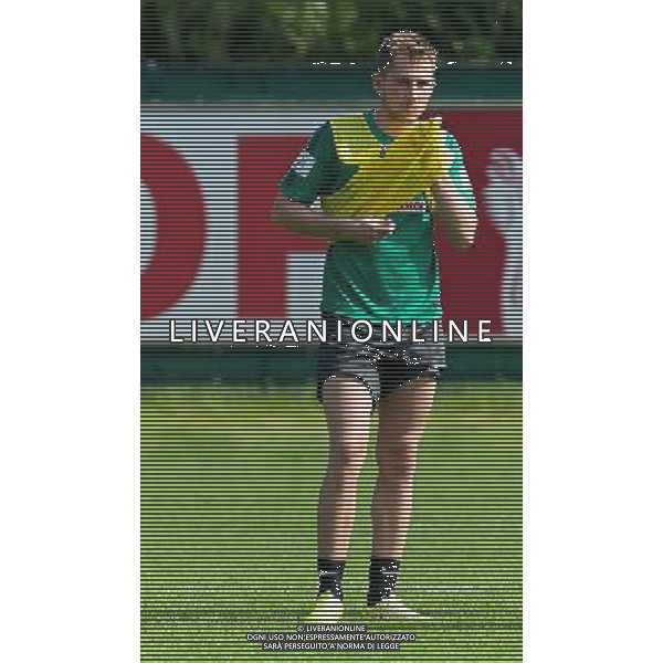 31.07.2014, Trainingsgel‰nde am Weserstadion, Bremen, GER, 1. FBL, SV Werder Bremen Training, im Bild Izet Hajrovic (SV Werder Bremen #14) mit hochgezogenen Beinen der Sporthose und sich mit dem Leibchen den Schwei aus dem Gesicht wischend // during the training session on the training ground of the German Bundesliga Club SV Werder Bremen at the Weserstadion, Bremen, Germany on 2014/07/31. EXPA Pictures © 2014, PhotoCredit: EXPA/ Andreas Gumz *****ATTENTION - OUT of GER***** ©PHOTOSHOT/Agenzia Aldo Liverani sas - ITALY ONLY - EDITORIAL USE ONLY - Sessione di allenamento della squadra del SV Werder Brema della Bundesliga al Weserstadion, Brema, in Germania 31 luglio 2014