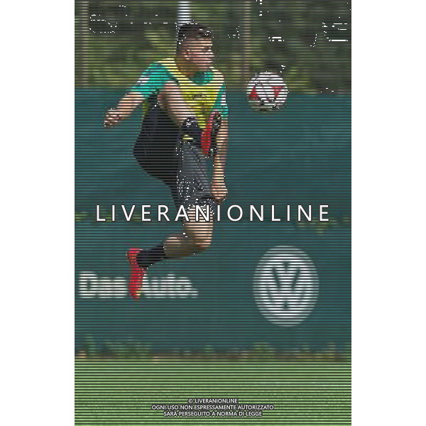 31.07.2014, Trainingsgel‰nde am Weserstadion, Bremen, GER, 1. FBL, SV Werder Bremen Training, im Bild Manon Busch mit artistischem Einsatz bei der Ballannahme // during the training session on the training ground of the German Bundesliga Club SV Werder Bremen at the Weserstadion, Bremen, Germany on 2014/07/31. EXPA Pictures © 2014, PhotoCredit: EXPA/ Andreas Gumz *****ATTENTION - OUT of GER***** ©PHOTOSHOT/Agenzia Aldo Liverani sas - ITALY ONLY - EDITORIAL USE ONLY - Sessione di allenamento della squadra del SV Werder Brema della Bundesliga al Weserstadion, Brema, in Germania 31 luglio 2014