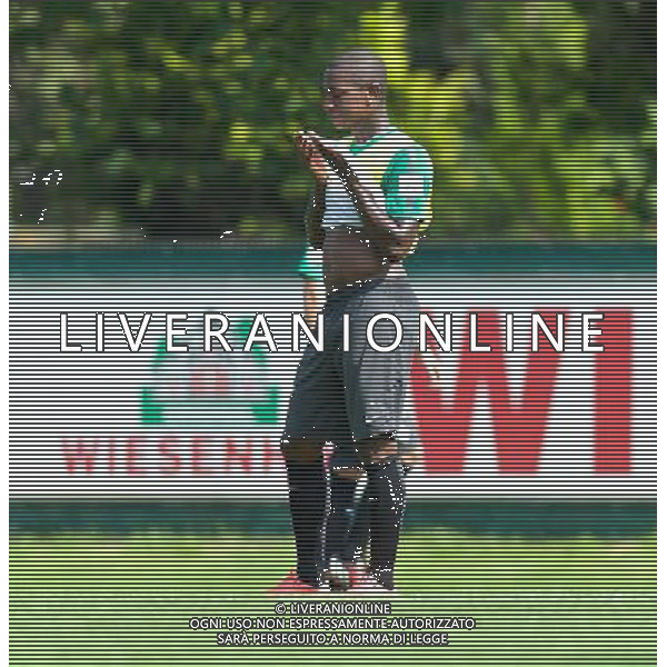 31.07.2014, Trainingsgel‰nde am Weserstadion, Bremen, GER, 1. FBL, SV Werder Bremen Training, im Bild Eljero Elia (SV Werder Bremen #11) wischt sich mit dem Leibchen den Schwei aus dem Gesicht // during the training session on the training ground of the German Bundesliga Club SV Werder Bremen at the Weserstadion, Bremen, Germany on 2014/07/31. EXPA Pictures © 2014, PhotoCredit: EXPA/ Andreas Gumz *****ATTENTION - OUT of GER***** ©PHOTOSHOT/Agenzia Aldo Liverani sas - ITALY ONLY - EDITORIAL USE ONLY - Sessione di allenamento della squadra del SV Werder Brema della Bundesliga al Weserstadion, Brema, in Germania 31 luglio 2014