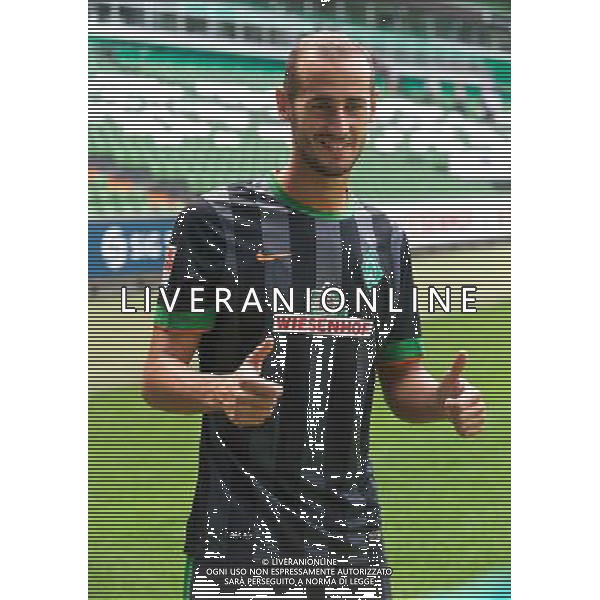 31.07.2014, Trainingsgel‰nde am Weserstadion, Bremen, GER, 1. FBL, SV Werder Bremen Training, im Bild Alejandro Galvez (SV Werder Bremen #4) pr‰sentiert das neue Ausw‰rtstrikot f¸r die Saison 2014/2015 // during the training session on the training ground of the German Bundesliga Club SV Werder Bremen at the Weserstadion, Bremen, Germany on 2014/07/31. EXPA Pictures © 2014, PhotoCredit: EXPA/ Andreas Gumz *****ATTENTION - OUT of GER***** ©PHOTOSHOT/Agenzia Aldo Liverani sas - ITALY ONLY - EDITORIAL USE ONLY - Sessione di allenamento della squadra del SV Werder Brema della Bundesliga al Weserstadion, Brema, in Germania 31 luglio 2014