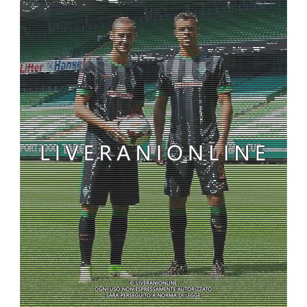 31.07.2014, Trainingsgel‰nde am Weserstadion, Bremen, GER, 1. FBL, SV Werder Bremen Training, im Bild Alejandro Galvez (SV Werder Bremen #4) und Franco MatÌas Di Santo / Franco Matias Di Santo (SV Werder Bremen #9) pr‰sentieren das neue Ausw‰rtstrikot f¸r die Saison 2014/2015 // during the training session on the training ground of the German Bundesliga Club SV Werder Bremen at the Weserstadion, Bremen, Germany on 2014/07/31. EXPA Pictures © 2014, PhotoCredit: EXPA/ Andreas Gumz *****ATTENTION - OUT of GER***** ©PHOTOSHOT/Agenzia Aldo Liverani sas - ITALY ONLY - EDITORIAL USE ONLY - Sessione di allenamento della squadra del SV Werder Brema della Bundesliga al Weserstadion, Brema, in Germania 31 luglio 2014