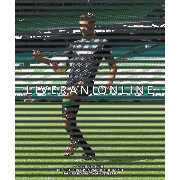 31.07.2014, Trainingsgel‰nde am Weserstadion, Bremen, GER, 1. FBL, SV Werder Bremen Training, im Bild Franco MatÌas Di Santo / Franco Matias Di Santo (SV Werder Bremen #9) pr‰sentiert das neue Ausw‰rtstrikot f¸r die Saison 2014/2015 // during the training session on the training ground of the German Bundesliga Club SV Werder Bremen at the Weserstadion, Bremen, Germany on 2014/07/31. EXPA Pictures © 2014, PhotoCredit: EXPA/ Andreas Gumz *****ATTENTION - OUT of GER***** ©PHOTOSHOT/Agenzia Aldo Liverani sas - ITALY ONLY - EDITORIAL USE ONLY - Sessione di allenamento della squadra del SV Werder Brema della Bundesliga al Weserstadion, Brema, in Germania 31 luglio 2014