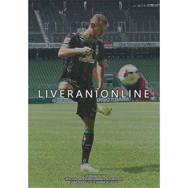 31.07.2014, Trainingsgel‰nde am Weserstadion, Bremen, GER, 1. FBL, SV Werder Bremen Training, im Bild Alejandro Galvez (SV Werder Bremen #4) pr‰sentiert das neue Ausw‰rtstrikot f¸r die Saison 2014/2015 // during the training session on the training ground of the German Bundesliga Club SV Werder Bremen at the Weserstadion, Bremen, Germany on 2014/07/31. EXPA Pictures © 2014, PhotoCredit: EXPA/ Andreas Gumz *****ATTENTION - OUT of GER***** ©PHOTOSHOT/Agenzia Aldo Liverani sas - ITALY ONLY - EDITORIAL USE ONLY - Sessione di allenamento della squadra del SV Werder Brema della Bundesliga al Weserstadion, Brema, in Germania 31 luglio 2014