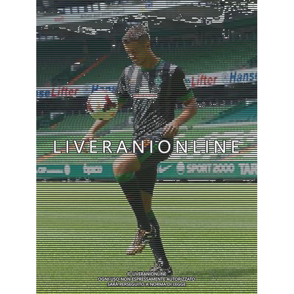 31.07.2014, Trainingsgel‰nde am Weserstadion, Bremen, GER, 1. FBL, SV Werder Bremen Training, im Bild Franco MatÌas Di Santo / Franco Matias Di Santo (SV Werder Bremen #9) pr‰sentiert das neue Ausw‰rtstrikot f¸r die Saison 2014/2015 // during the training session on the training ground of the German Bundesliga Club SV Werder Bremen at the Weserstadion, Bremen, Germany on 2014/07/31. EXPA Pictures © 2014, PhotoCredit: EXPA/ Andreas Gumz *****ATTENTION - OUT of GER***** ©PHOTOSHOT/Agenzia Aldo Liverani sas - ITALY ONLY - EDITORIAL USE ONLY - Sessione di allenamento della squadra del SV Werder Brema della Bundesliga al Weserstadion, Brema, in Germania 31 luglio 2014