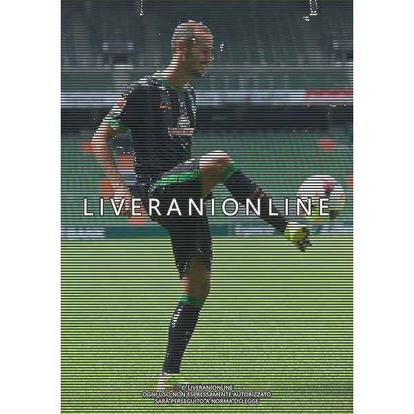 31.07.2014, Trainingsgel‰nde am Weserstadion, Bremen, GER, 1. FBL, SV Werder Bremen Training, im Bild Alejandro Galvez (SV Werder Bremen #4) pr‰sentiert das neue Ausw‰rtstrikot f¸r die Saison 2014/2015 // during the training session on the training ground of the German Bundesliga Club SV Werder Bremen at the Weserstadion, Bremen, Germany on 2014/07/31. EXPA Pictures © 2014, PhotoCredit: EXPA/ Andreas Gumz *****ATTENTION - OUT of GER***** ©PHOTOSHOT/Agenzia Aldo Liverani sas - ITALY ONLY - EDITORIAL USE ONLY - Sessione di allenamento della squadra del SV Werder Brema della Bundesliga al Weserstadion, Brema, in Germania 31 luglio 2014