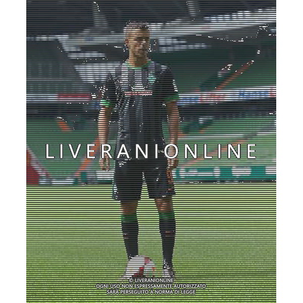 31.07.2014, Trainingsgel‰nde am Weserstadion, Bremen, GER, 1. FBL, SV Werder Bremen Training, im Bild Franco MatÌas Di Santo / Franco Matias Di Santo (SV Werder Bremen #9) pr‰sentiert das neue Ausw‰rtstrikot f¸r die Saison 2014/2015 // during the training session on the training ground of the German Bundesliga Club SV Werder Bremen at the Weserstadion, Bremen, Germany on 2014/07/31. EXPA Pictures © 2014, PhotoCredit: EXPA/ Andreas Gumz *****ATTENTION - OUT of GER***** ©PHOTOSHOT/Agenzia Aldo Liverani sas - ITALY ONLY - EDITORIAL USE ONLY - Sessione di allenamento della squadra del SV Werder Brema della Bundesliga al Weserstadion, Brema, in Germania 31 luglio 2014