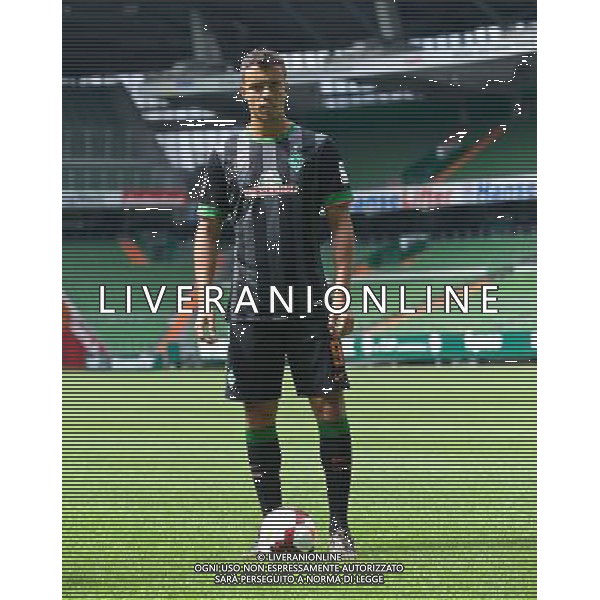 31.07.2014, Trainingsgel‰nde am Weserstadion, Bremen, GER, 1. FBL, SV Werder Bremen Training, im Bild Franco MatÌas Di Santo / Franco Matias Di Santo (SV Werder Bremen #9) pr‰sentiert das neue Ausw‰rtstrikot f¸r die Saison 2014/2015 // during the training session on the training ground of the German Bundesliga Club SV Werder Bremen at the Weserstadion, Bremen, Germany on 2014/07/31. EXPA Pictures © 2014, PhotoCredit: EXPA/ Andreas Gumz *****ATTENTION - OUT of GER***** ©PHOTOSHOT/Agenzia Aldo Liverani sas - ITALY ONLY - EDITORIAL USE ONLY - Sessione di allenamento della squadra del SV Werder Brema della Bundesliga al Weserstadion, Brema, in Germania 31 luglio 2014