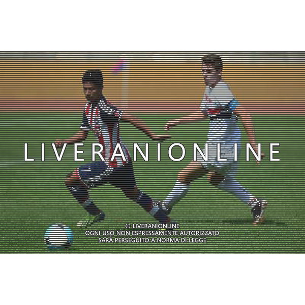 (140802) -- WEIFANG, AUG. 2, 2014 () -- Domingos Gomes Hugo (R) of Sao Paulo Futebol vies for the ball during the third-place-final match against Chivas Guadalajara CD at the Weifang Cup International Youth Football Tournament in Weifang, east China\'s Shandong Province, Aug. 2, 2014. Sao Paulo Futebol won 1-0 and won the third place of the event. (/Guo Xulei) ©PHOTOSHOT/Agenzia Aldo Liverani sas - ITALY ONLY - EDITORIAL USE ONLY