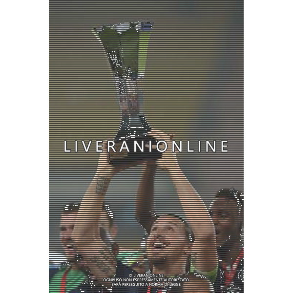 (140802) -- BEIJING, Aug. 2, 2014 () -- Paris Saint-Germain\'s Zlatan Ibrahimovic holds the trophy after the match between Paris Saint-Germain and Guigamp in the French season-opening Champions Trophy football match in Beijing, China, on Aug. 2, 2014. Paris Saint-Germain won the match 2-0. (/Guo Yong) ©photoshot/Agenzia Aldo Liverani sas - ITALY ONLY - EDITORIAL USE ONLY