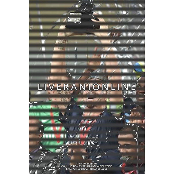 (140802) -- BEIJING, Aug. 2, 2014 () -- Paris Saint-Germain\'s Zlatan Ibrahimovic holds the trophy after the match between Paris Saint-Germain and Guigamp in the French season-opening Champions Trophy football match in Beijing, China, on Aug. 2, 2014. Paris Saint-Germain won the match 2-0. (/Guo Yong) ©photoshot/Agenzia Aldo Liverani sas - ITALY ONLY - EDITORIAL USE ONLY