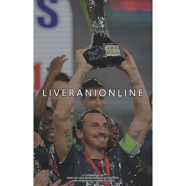 (140802) -- BEIJING, Aug. 2, 2014 () -- Paris Saint-Germain\'s Zlatan Ibrahimovic holds the trophy after the match between Paris Saint-Germain and Guigamp in the French season-opening Champions Trophy football match in Beijing, China, on Aug. 2, 2014. Paris Saint-Germain won the match 2-0. (/Gong Lei) ©photoshot/Agenzia Aldo Liverani sas - ITALY ONLY - EDITORIAL USE ONLY
