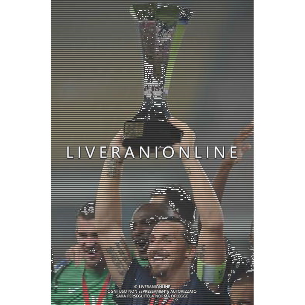 (140802) -- BEIJING, Aug. 2, 2014 () -- Paris Saint-Germain\'s Zlatan Ibrahimovic holds the trophy after the match between Paris Saint-Germain and Guigamp in the French season-opening Champions Trophy football match in Beijing, China, on Aug. 2, 2014. Paris Saint-Germain won the match 2-0. (/Guo Yong) ©photoshot/Agenzia Aldo Liverani sas - ITALY ONLY - EDITORIAL USE ONLY