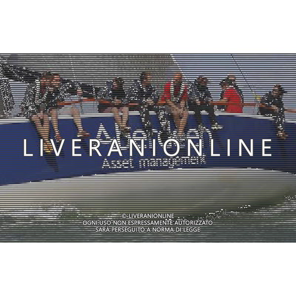COWES, ENGLAND - AUGUST 03: Pippa Middleton (R) with UKSA sailors during Aberdeen Asset Management Cowes Week on August 03, 2014 in Cowes, England. ©PHOTOSHOT/Agenzia Aldo Liverani sas - ITALY ONLY - EDITORIAL USE ONLY - Pippa Middleton con i marinai UKSA durante Aberdeen Asset Management Cowes Week 03 agosto 2014 in Inghilterra