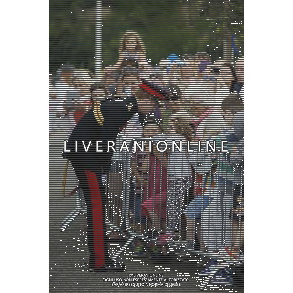 Prince Harry talks with 6-year-old Kelisha Marsh (centre with glasses) during the Step Short commemorative event in Folkestone, Kent to commemorate the 100th anniversary of the outbreak of World War One. ©PHOTOSHOT/Agenzia Aldo Liverani sas - ITALY ONLY - EDITORIAL USE ONLY - REALI INGLESI: Il Principe Harry d\'inghilterra a Folkestone, nel Kent la commemorazione del 100mo anniversario dello scoppio della Prima Guerra Mondiale.