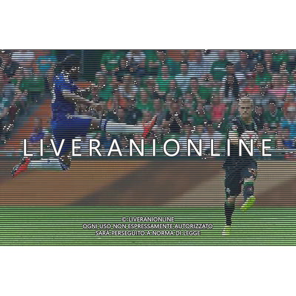 03.08.2014, Weserstadion, Bremen, GER, Testspiel, SV Werder Bremen vs FC Chelsea, im Bild Oliver Huesing / H¸sing (SV Werder Bremen #25) beim Pass, Diedier Drogba (Chelsea FC #15) beim Versuch, diesen zu unterbinden // during a friedly match between SV Werder Bremen and Chelsea FC at the Weserstadion in Bremen, Germany on 2014/08/03. EXPA Pictures © 2014, PhotoCredit: EXPA/ Andreas Gumz *****ATTENTION - OUT of GER***** AG ALDO LIVERANI SAS ONLY ITALY