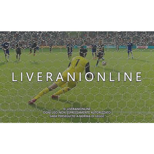 03.08.2014, Weserstadion, Bremen, GER, Testspiel, SV Werder Bremen vs FC Chelsea, im Bild Felix Kroos (SV Werder Bremen #18) verwandelt einen Strafsto gegen Petr Cech (Chelsea FC #1) // during a friedly match between SV Werder Bremen and Chelsea FC at the Weserstadion in Bremen, Germany on 2014/08/03. EXPA Pictures © 2014, PhotoCredit: EXPA/ Andreas Gumz *****ATTENTION - OUT of GER***** AG ALDO LIVERANI SAS ONLY ITALY
