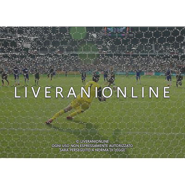 03.08.2014, Weserstadion, Bremen, GER, Testspiel, SV Werder Bremen vs FC Chelsea, im Bild Felix Kroos (SV Werder Bremen #18) verwandelt den Strafsto zum 3:0-Endstand, Petr Cech (Chelsea FC #1) hat keine Chance // during a friedly match between SV Werder Bremen and Chelsea FC at the Weserstadion in Bremen, Germany on 2014/08/03. EXPA Pictures © 2014, PhotoCredit: EXPA/ Andreas Gumz *****ATTENTION - OUT of GER***** AG ALDO LIVERANI SAS ONLY ITALY