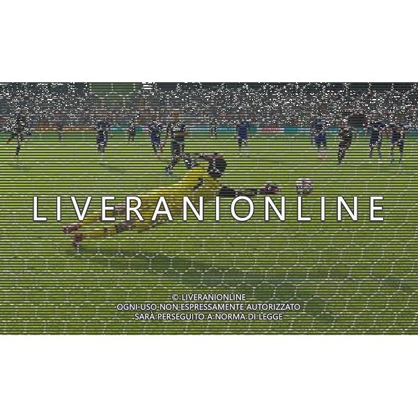 03.08.2014, Weserstadion, Bremen, GER, Testspiel, SV Werder Bremen vs FC Chelsea, im Bild Felix Kroos (SV Werder Bremen #18) verwandelt den Strafsto zum 3:0-Endstand, Petr Cech (Chelsea FC #1) hat keine Chance // during a friedly match between SV Werder Bremen and Chelsea FC at the Weserstadion in Bremen, Germany on 2014/08/03. EXPA Pictures © 2014, PhotoCredit: EXPA/ Andreas Gumz *****ATTENTION - OUT of GER***** AG ALDO LIVERANI SAS ONLY ITALY