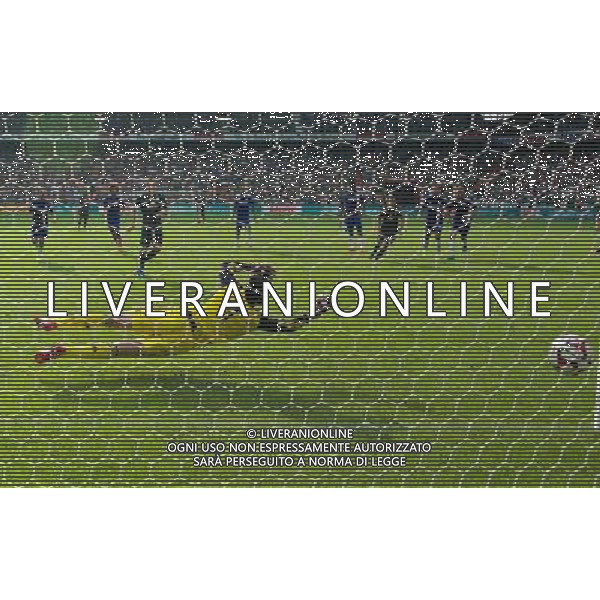 03.08.2014, Weserstadion, Bremen, GER, Testspiel, SV Werder Bremen vs FC Chelsea, im Bild Felix Kroos (SV Werder Bremen #18) verwandelt den Strafsto zum 3:0-Endstand, Petr Cech (Chelsea FC #1) hat keine Chance // during a friedly match between SV Werder Bremen and Chelsea FC at the Weserstadion in Bremen, Germany on 2014/08/03. EXPA Pictures © 2014, PhotoCredit: EXPA/ Andreas Gumz *****ATTENTION - OUT of GER***** AG ALDO LIVERANI SAS ONLY ITALY