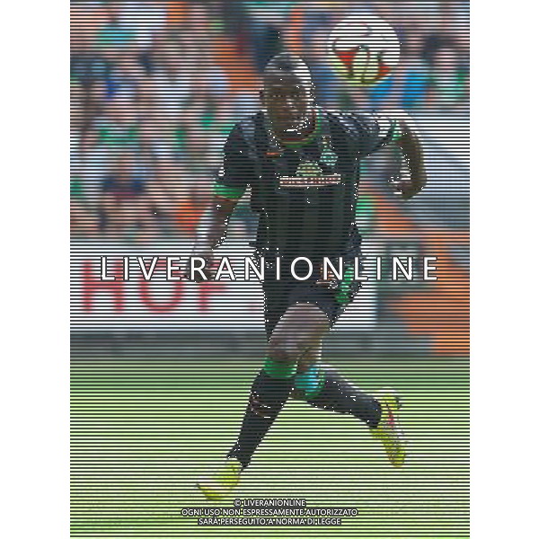 03.08.2014, Weserstadion, Bremen, GER, Testspiel, SV Werder Bremen vs FC Chelsea, im Bild Assani Lukimya (SV Werder Bremen #5) fixiert den Ball // during a friedly match between SV Werder Bremen and Chelsea FC at the Weserstadion in Bremen, Germany on 2014/08/03. EXPA Pictures © 2014, PhotoCredit: EXPA/ Andreas Gumz *****ATTENTION - OUT of GER***** AG ALDO LIVERANI SAS ONLY ITALY