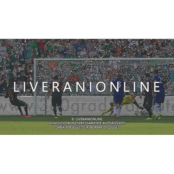 03.08.2014, Weserstadion, Bremen, GER, Testspiel, SV Werder Bremen vs FC Chelsea, im Bild Eljero Elia (SV Werder Bremen #11) verwandelt einen Strafstoss nach Handspiel zum 1:0 f¸r die Gastgeber, Thibaut Courtois (Chelsea FC #13) kann dem Ball nur noch hinterher schauen // during a friedly match between SV Werder Bremen and Chelsea FC at the Weserstadion in Bremen, Germany on 2014/08/03. EXPA Pictures © 2014, PhotoCredit: EXPA/ Andreas Gumz *****ATTENTION - OUT of GER***** AG ALDO LIVERANI SAS ONLY ITALY