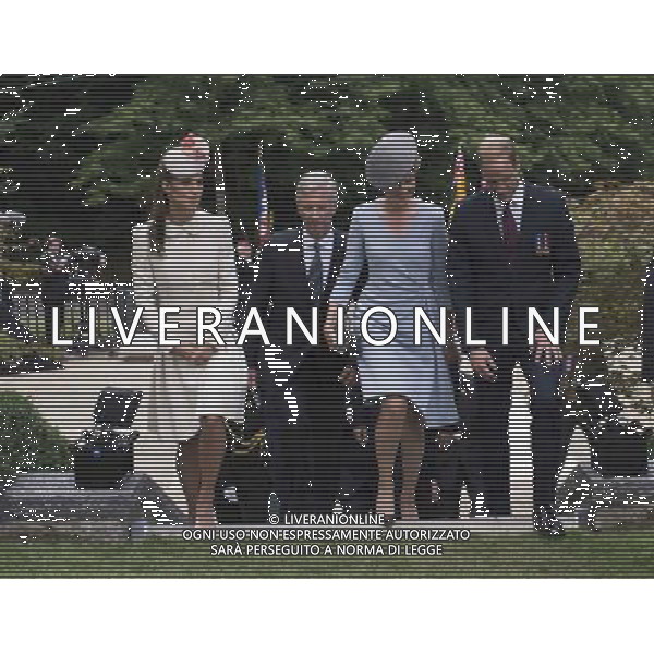 THE DUKE AND DUCHESS OF CAMBRIDGE WITH PRINCE HARRY AND PM DAVID CAMERON WELCOME THE KING AND QUEEN TO THE ST SYMPHORIEN MILITARY CEMETERY IN MONS BELGIUM THE DUCHESS ALSO LAID A POSIE ©PHOTOSHOT/Agenzia Aldo Liverani sas - ITALY ONLY - EDITORIAL USE ONLY - REALI INGLESI: Il principe William d\'Inghilterra e la moglie Kate Duchessa di Cambridge e il principe Harry al St Symphorien cimitero militare a Mons, Belgio 4 agosto 2014 nel 100mo Anniversario della Grande guerra