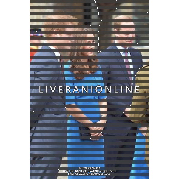 The Duke and Duchess of Cambridge with Prince Harry arrive for a visit to the Tower of London\'s \'Blood Swept Lands and Seas of Red\' poppy installation to commemorate the 100th anniversary of the outbreak of First World War. ©PHOTOSHOT/Agenzia Aldo Liverani sas - ITALY ONLY - EDITORIAL USE ONLY - REALI INGLESI: Membri della famiglia reale durante la commemorazione del centenario dello scoppio della prima guerra mondiale a Londra, Lunedi, 4 agosto 2014.
