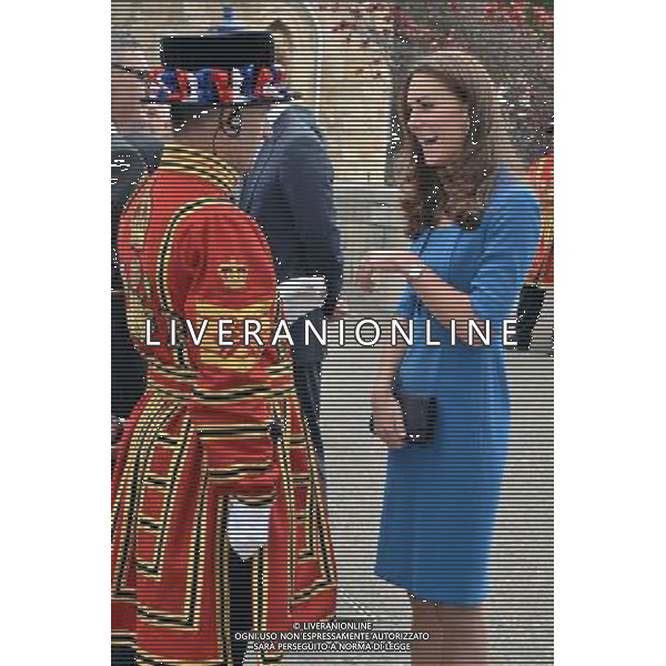 The Duchess of Cambridge talks to a Yeoman Warder as she arrives for a visit to the Tower of London to view the \'Blood Swept Lands and Seas of Red\' poppy installation to commemorate the 100th anniversary of the outbreak of First World War. ©PHOTOSHOT/Agenzia Aldo Liverani sas - ITALY ONLY - EDITORIAL USE ONLY - REALI INGLESI: Membri della famiglia reale durante la commemorazione del centenario dello scoppio della prima guerra mondiale a Londra, Lunedi, 4 agosto 2014.