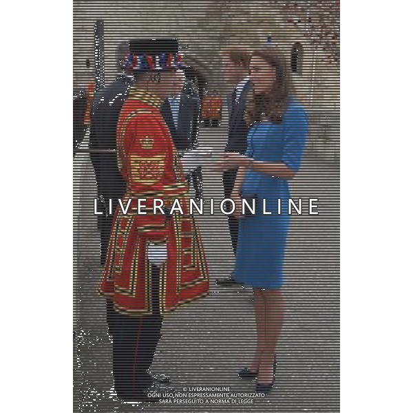 The Duchess of Cambridge talks to a Yeoman Warder as she arrives for a visit to the Tower of London to view the \'Blood Swept Lands and Seas of Red\' poppy installation to commemorate the 100th anniversary of the outbreak of First World War. ©PHOTOSHOT/Agenzia Aldo Liverani sas - ITALY ONLY - EDITORIAL USE ONLY - REALI INGLESI: Membri della famiglia reale durante la commemorazione del centenario dello scoppio della prima guerra mondiale a Londra, Lunedi, 4 agosto 2014.