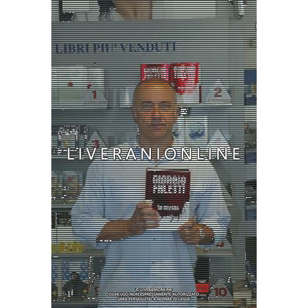 ROMA 22/06/2003 NELLA FOTO GIORGIO FALETTI AUTOGRAFA IL SUO LIBRO FOTO FABRIZIO TERRUSO/AGENZIA ALDO LIVERANI