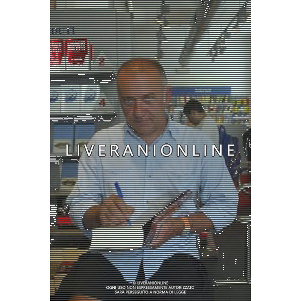 ROMA 22/06/2003 NELLA FOTO GIORGIO FALETTI AUTOGRAFA IL SUO LIBRO FOTO FABRIZIO TERRUSO/AGENZIA ALDO LIVERANI