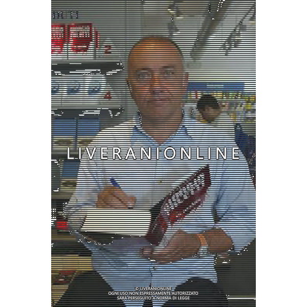 ROMA 22/06/2003 NELLA FOTO GIORGIO FALETTI AUTOGRAFA IL SUO LIBRO FOTO FABRIZIO TERRUSO/AGENZIA ALDO LIVERANI