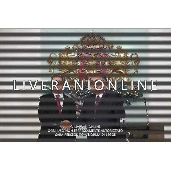 (140805) -- SOFIA, Aug. 5, 2014 () -- Bulgarian President Rosen Plevneliev (L) shakes hands with law professor Georgi Bliznashki during a press conference in Sofia, Aug. 5, 2014. Bulgarian President Rosen Plevneliev on Tuesday presented a caretaker government whose main task is to organize early elections due in October. Plevneliev said in a statement that the caretaker government, led by law professor Georgi Bliznashki, would take office on Wednesday. (/Liu Zai) ©PHOTOSHOT/Agenzia Aldo Liverani sas - ITALY ONLY - EDITORIAL USE ONLY - Il presidente bulgaro Rosen Plevneliev con il suo governo di transizione nel corso di una conferenza stampa a Sofia, in Bulgaria, 5 agosto 2014