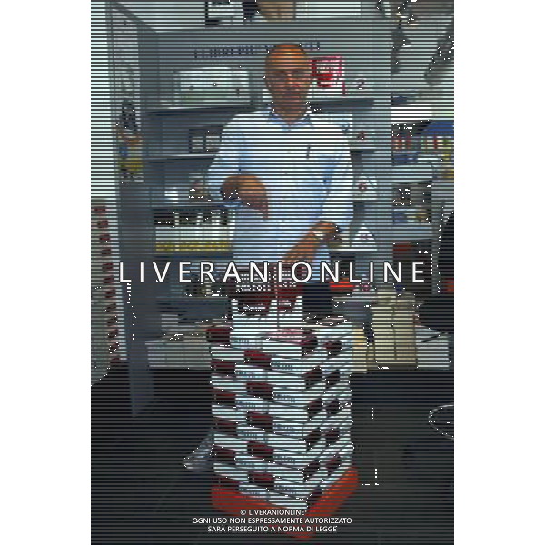 ROMA 22/06/2003 NELLA FOTO GIORGIO FALETTI AUTOGRAFA IL SUO LIBRO FOTO FABRIZIO TERRUSO/AGENZIA ALDO LIVERANI