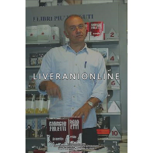 ROMA 22/06/2003 NELLA FOTO GIORGIO FALETTI AUTOGRAFA IL SUO LIBRO FOTO FABRIZIO TERRUSO/AGENZIA ALDO LIVERANI