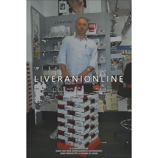 ROMA 22/06/2003 NELLA FOTO GIORGIO FALETTI AUTOGRAFA IL SUO LIBRO FOTO FABRIZIO TERRUSO/AGENZIA ALDO LIVERANI