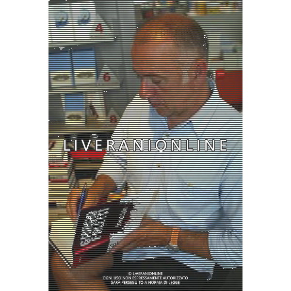 ROMA 22/06/2003 NELLA FOTO GIORGIO FALETTI AUTOGRAFA IL SUO LIBRO FOTO FABRIZIO TERRUSO/AGENZIA ALDO LIVERANI