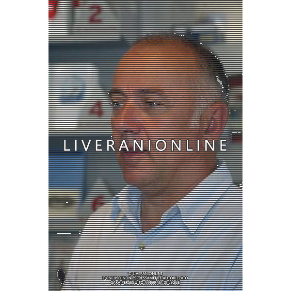 ROMA 22/06/2003 NELLA FOTO GIORGIO FALETTI AUTOGRAFA IL SUO LIBRO FOTO FABRIZIO TERRUSO/AGENZIA ALDO LIVERANI