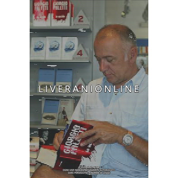 ROMA 22/06/2003 NELLA FOTO GIORGIO FALETTI AUTOGRAFA IL SUO LIBRO FOTO FABRIZIO TERRUSO/AGENZIA ALDO LIVERANI