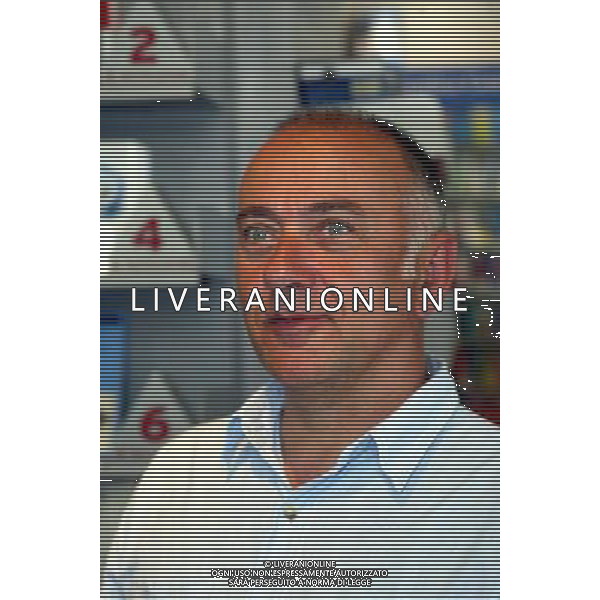 ROMA 22/06/2003 NELLA FOTO GIORGIO FALETTI AUTOGRAFA IL SUO LIBRO FOTO FABRIZIO TERRUSO/AGENZIA ALDO LIVERANI