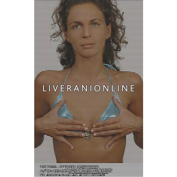 TORTONA - OTTOBRE 2006 MASSAGGIO PER LA STITICHEZZA - AIUTA A\'SVEGLIARE\' L\'INTESTINO PIGRO \' POSIZIONE 4 \' PH. ANDREA BUSI AG ALDO LIVERANI SAS